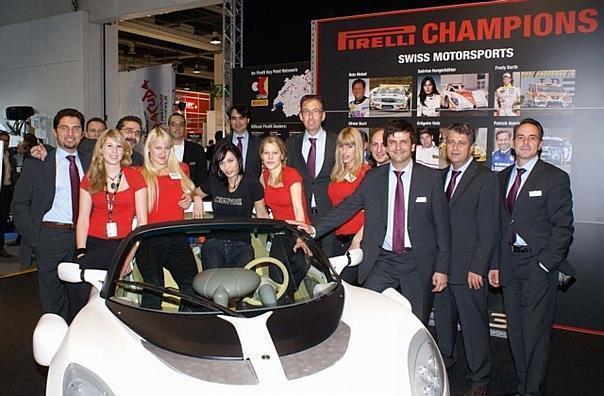 Das Pirelli Team an der Auto Zürich Car Show feierte den erneuten Titelgewinn Best Brand 2008.